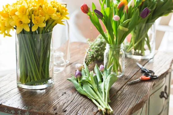 Frühlingsblumen auf einem Holztisch — Stockfoto