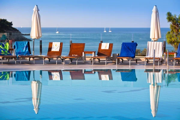 Swimming pool on a sunny day — Stock Photo, Image