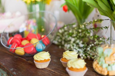 Parlak bademli kurabiye ve kek bir tablo