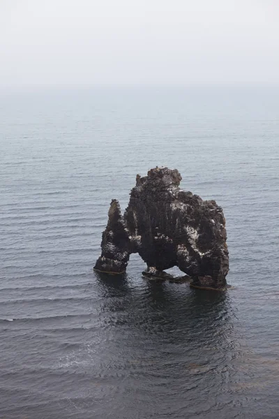 Rocher de Hvitserkur dans la mer près de la côte islandaise — Photo