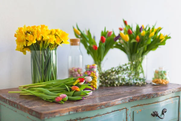 Frühlingsblumen auf einem Holztisch — Stockfoto