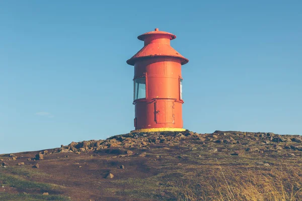 Röd fyr på en kulle — Stockfoto