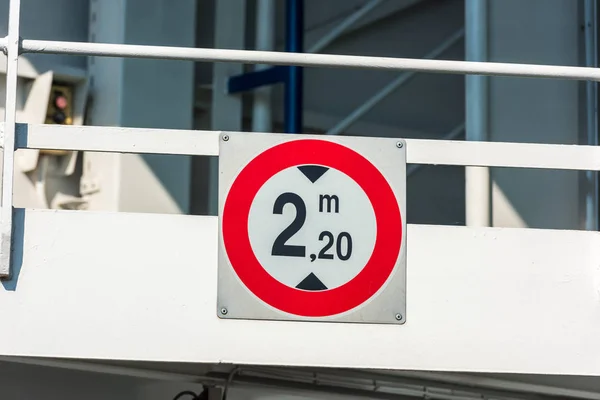 Sign of height restriction at the entrance — Stock Photo, Image