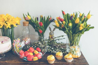 Parlak bademli kurabiye ve kek