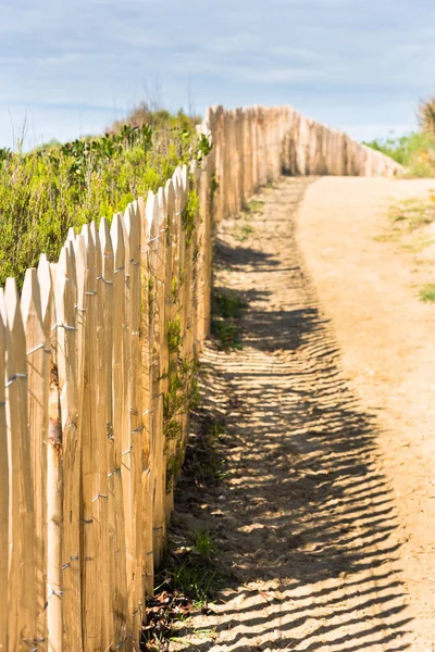 Wooden fence on Atlantic beach in France — Stock Photo, Image