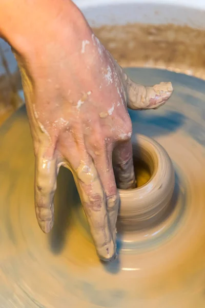 Töpfern - Erstellen eines Tonbechers in Arbeit — Stockfoto