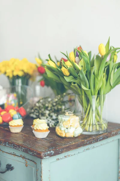 Blumen mit Makronen und Cupcakes — Stockfoto