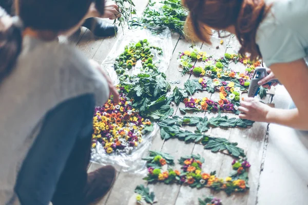 Floristas haciendo decoración de flores —  Fotos de Stock