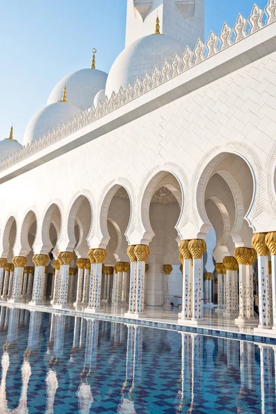 Белая мечеть шейха Зайда — стоковое фото