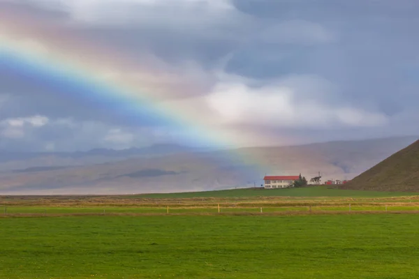 Paesaggio islandese meridionale con arcobaleno Immagine Stock