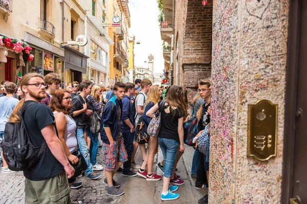 Personas en la vieja calle Verona, Italia — Foto de Stock