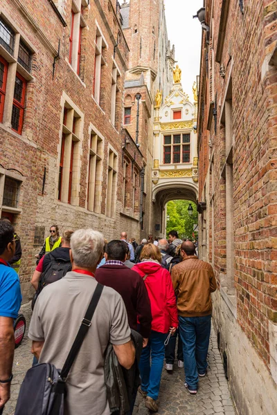 Mensen op de oude straat van Brugge — Stockfoto