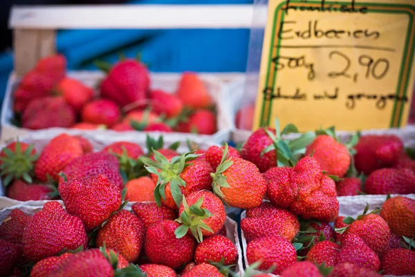 Natural strawberries in boxes at a farmers market — Stock Photo, Image