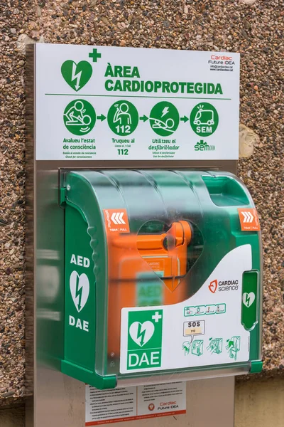 Defibrillator vak opknoping buiten op een muur — Stockfoto
