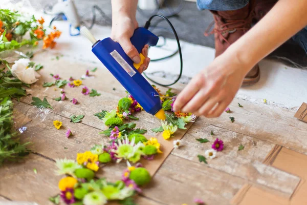 Florist macht Blumenschmuck — Stockfoto