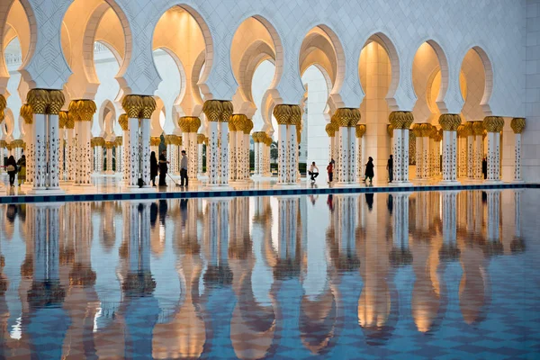 在阿布扎比的谢赫扎耶德白清真寺 — 图库照片