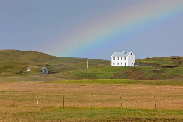 Landschaft mit Haus und Regenbogen — Stockfoto