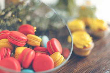 Parlak bademli kurabiye ve kek bir tablo