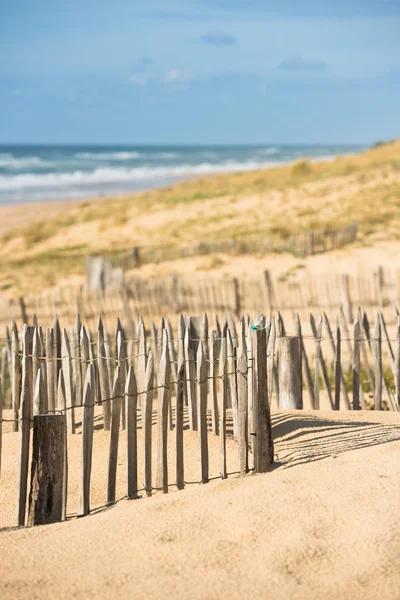 Houten hek op Atlantische strand — Stockfoto