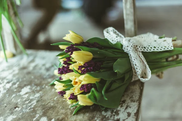 黄色のチューリップとヒヤシンスの紫花 — ストック写真