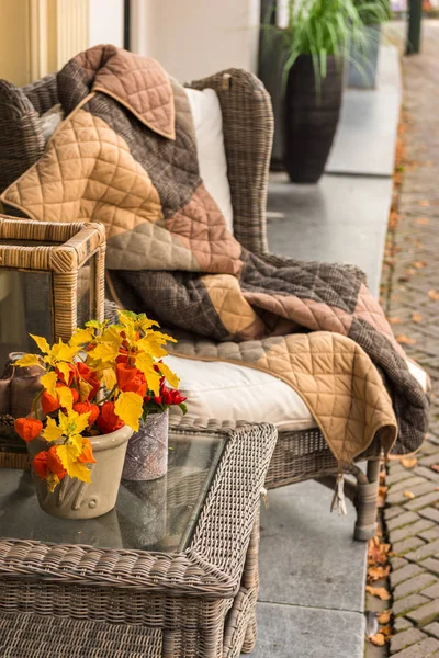 Rieten gezellige fauteuil met deken — Stockfoto