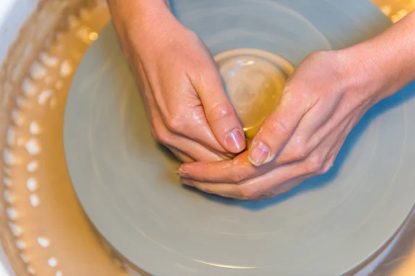 Töpfern - Erstellen eines Tonbechers in Arbeit — Stockfoto