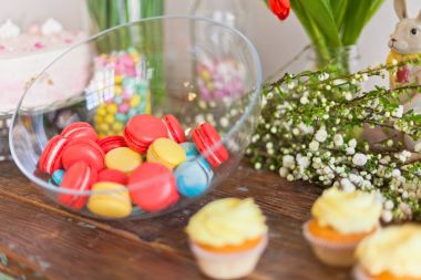 Parlak macarons ve cupcakes