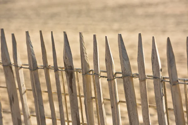 Valla de madera en la playa del Atlántico — Foto de Stock