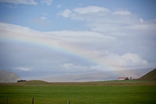 Paesaggio islandese meridionale con arcobaleno — Foto Stock