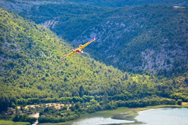 Tűzoltó repülőgép a levegőben — Stock Fotó