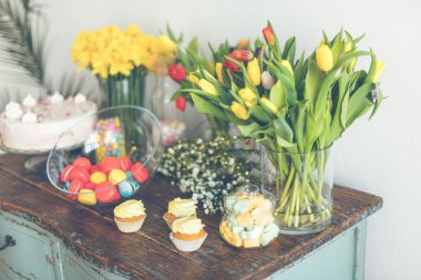 Parlak macarons ve cupcakes