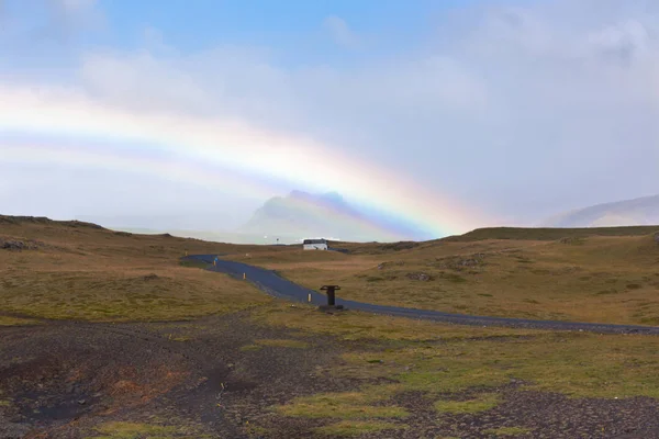 Südliche isländische Landschaft mit Regenbogen Stockfoto