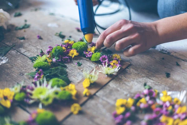 Ανθοπωλείο κάνοντας διακόσμηση λουλουδιών — Φωτογραφία Αρχείου