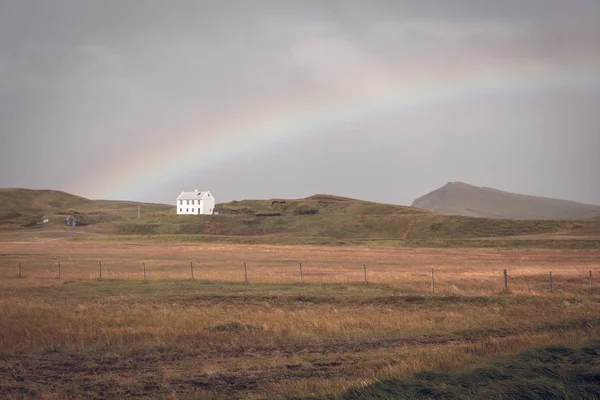 Paesaggio islandese meridionale con arcobaleno — Foto Stock