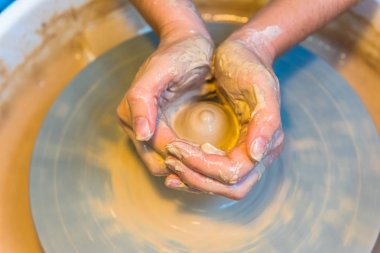 Kil Kupası oluşturma eller