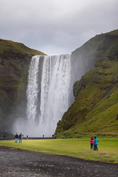 Turisté na Skogafoss vodopád — Stock fotografie