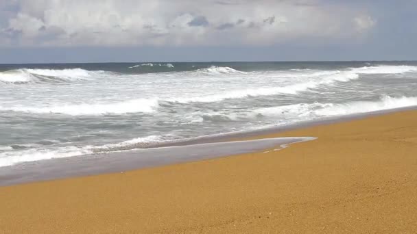 Fale oceanu, uruchomiona na piaszczystej plaży — Wideo stockowe