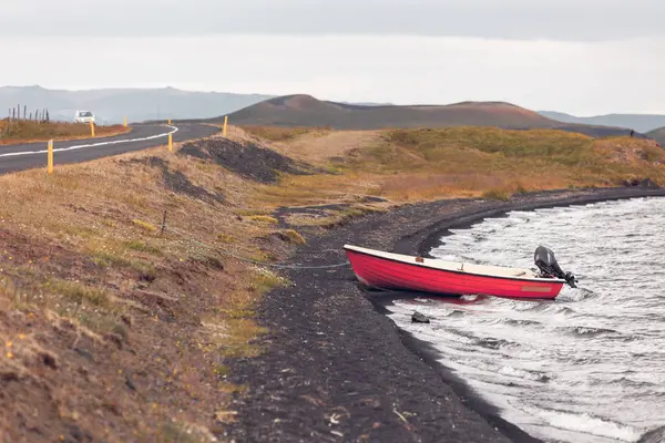 IJsland landschap met boot — Stockfoto