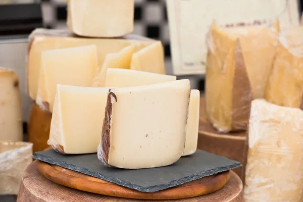 Pedaços de queijos diferentes — Fotografia de Stock
