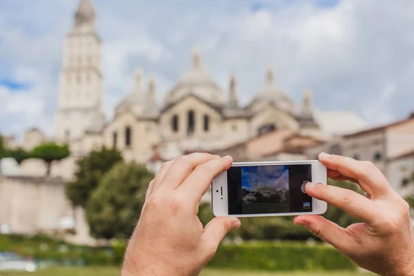 Turista tomando fotos del edificio en Perigueux — Foto de Stock