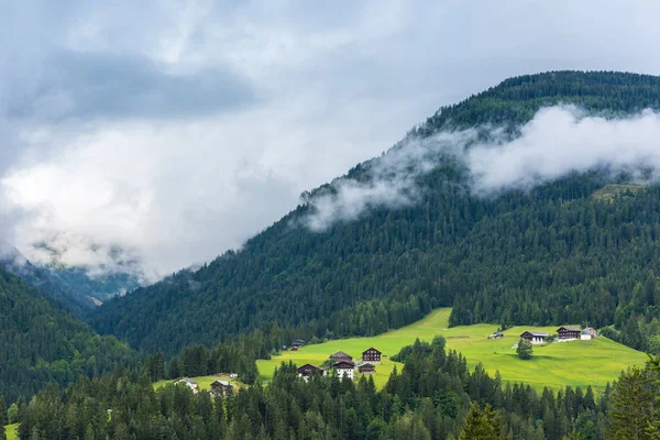 Traditional alpine houses — Stock Photo, Image
