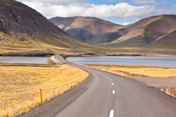 Estrada através da paisagem Islândia — Fotografia de Stock