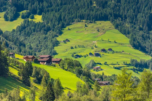 Традиционные альпийские дома — стоковое фото