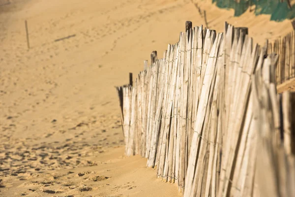 Valla de madera en la playa —  Fotos de Stock