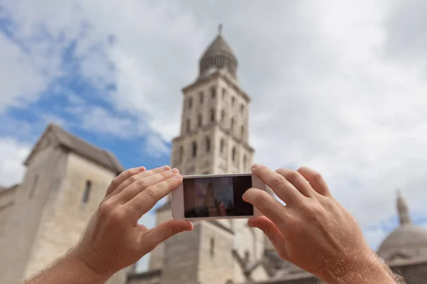 Turista tomando fotos del edificio en Perigueux — Foto de Stock