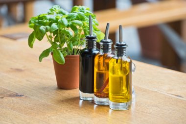 Balsamik sirke ve yağ şişeleri 