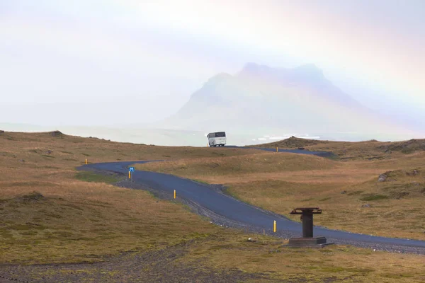 Estrada sob o céu com arco-íris — Fotografia de Stock