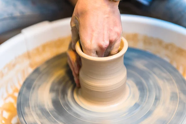 Man creating clay cup — Stock Photo, Image