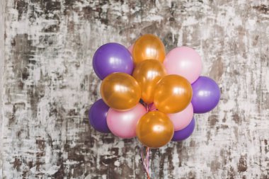 Parlak balonlar grup dokulu bir duvara
