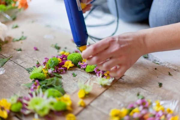 Florist macht Blumenschmuck — Stockfoto